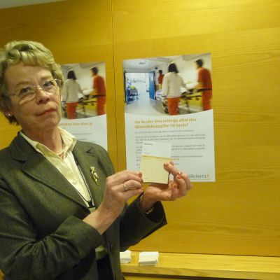 Administrativa överskötare Kristina Anttila med medicinkortet som har utvecklats på Vasa centralsjukhus.