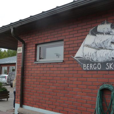 Utomhusbild från Bergö skola i Malax.