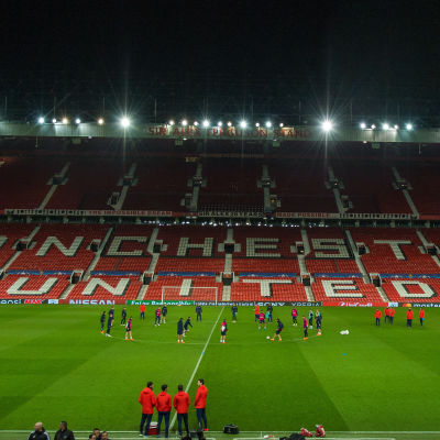 Sevillas trupp tränar på kvällens matcharena Old Trafford i Manchester.