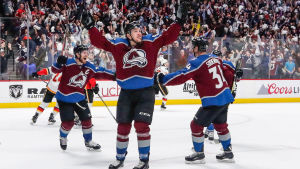 Rantanen blev stor hjälte då Colorado skrällde mot Calgary i slutspelet på våren. Mikko Rantanen firar mål.