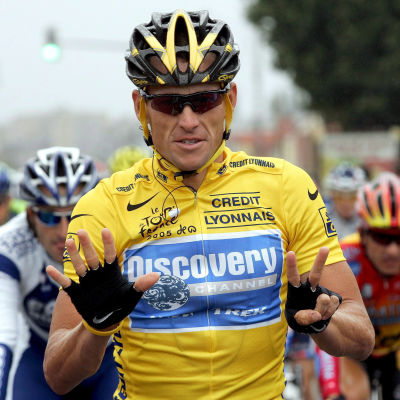 Lance Armstrong håller upp sju fingrar som symboliserar antalet vinster i Tour de France.
