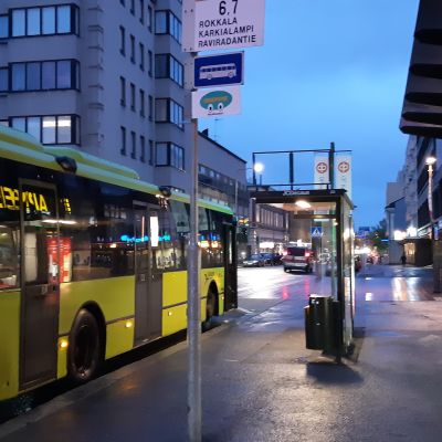 Bussi odottaa matkustajia Mikkelin keskustassa.