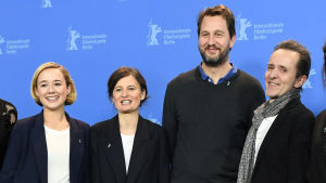 Alba August, Pernille Fischer Christensen, Henrik Rafaelsen, och manusförfattaren Kim Fupz Aakeson. Producenten Maria Dahlin, skådespelerskan Alba August, regissören Pernille Fischer Christensen, skådespelaren Henrik Rafaelsen, manusförfattaren Kim Fupz Aakeson och producenten Anna Anthony i Berlin, februari 2018.