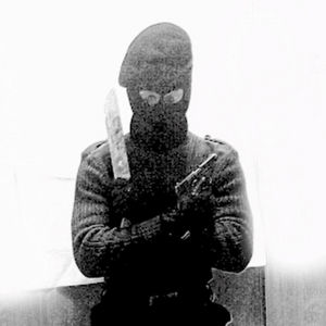 En maskerad person poserar med ett eggvapen och ett skjutvapen i händerna.