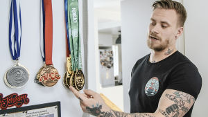Mattias Kasurinen visar sina medaljer. Mattias Kasurinen visar sina medaljer