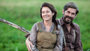 Sidse Babett Knudsen slog igenom i den danska serien Borgen. För Den eviga vägen vann hon en Jussi-statyett för bästa kvinnliga huvudroll. Här tillsammans med Tommi Korpela. den eviga vägen