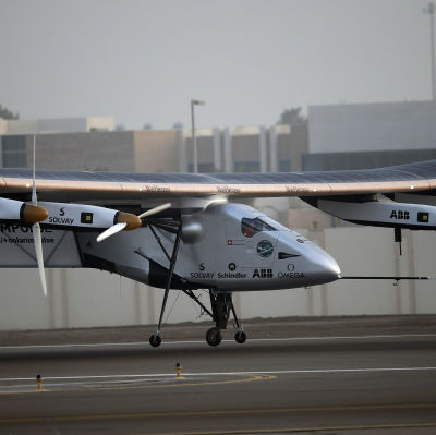Solar Impulse 2 lyfte från Abu Dhabi 9.3 2015