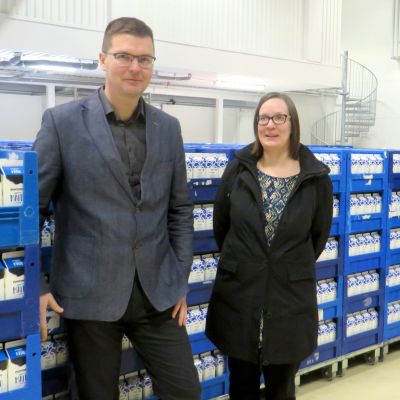 Osuuskunta Maitomaan toimitusjohtaja Mikko Sairanen ja tuotannonsuunnittelija Pia Ovaska maitopurkkilaatikoiden edessä.