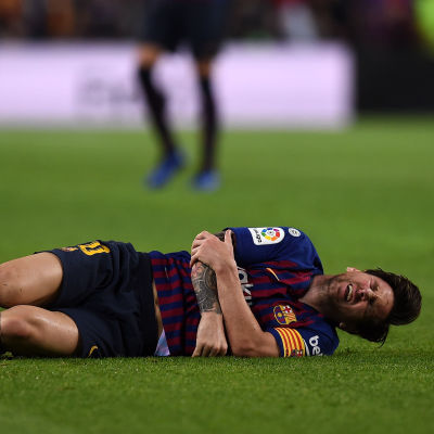 Lionel Messi skadade armen mot Sevilla.