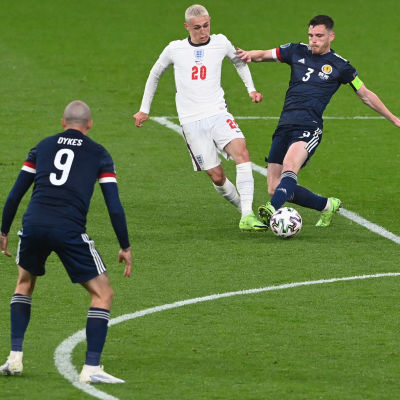 Phil Foden kämpar mot de skotska spelarna.
