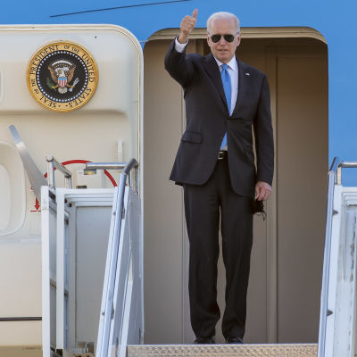 President Biden visar tummen upp vid ingången av Air Force One strax innan han avlägsnar sig från Genéve där han träffat Rysslands Vladimir Putin.
