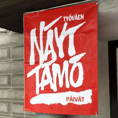 Arkistokuva. Työväen näyttämöpäivien lippu Mikkelin teatterin edustalla.