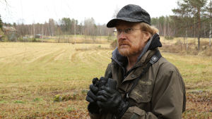 suunnittelija Timo Laine kiikaroi lintuja