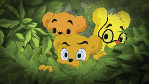 Tre musketörer. Nalla-Maja och hennes bröder anar snart att det är något skumt på gang. Brum, Nalle-Maja och Teddy kikar fram bakom en buske.