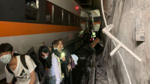 En del passagerare lyckades ta sig ut ur tåget på egen hand. Ett söndrigt tåg inne i en tunnel. På sidan av tåget syns människor som lungt tar sig ut ur tunneln.