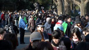 Den 27 februari 2004 väntade tusentals japaner utanför en domstol i Tokyo på att få delta i ett lotteri där man lottade ut åskådarplatser till rättegången mot Shoko Asahara. Den 27 februari 2004 väntade tusentals japaner utanför en domstol i Tokyo på att få delta i ett lotteri där man lottade ut åskådarplatser till rättegången mot Shoko Asahara.