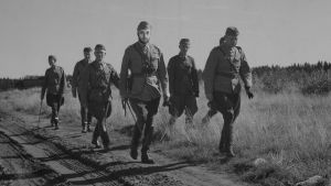 En bild ur fotoserien Självporträtt som Mannerheim av Carl Sebastian Lindberg Bild från serien "Självporträtt som Mannerheim" där konstnär Carl Sebastian Lindberg klistrat sitt eget ansikte på bilder av Carl Gustaf Mannerheim. Mannerheim i det ockuperade Onegaborg. Ursprungsbild är från Försvarsmaktens bildarkiv.