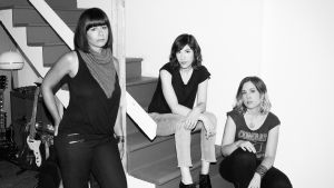 Sleater-Kinney. Corin Tucker, Carrie Brownstein och Janet Weiss från bandet Sleater-Kinney poserar.