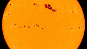 Här var det massvis med fläckar! Auringonpilkkuja SOHO-satelliitin kuvaamana vuonna 2001.