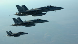 Flygräder kräver allt fler offer i Afghanistan, en oroväckande trend enligt Unama. Amerikanska stridsflygplan på väg att attackera terrororganisationen Isis i Syrien den 25 september 2014.
