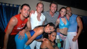 Vengaboys tog farväl 2004, men kom småningom tillbaka. Så här såg Vengaboys ut 2004, när dom tackade för sig.