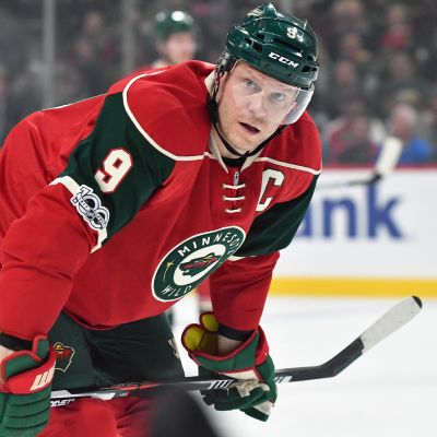 Mikko Koivu nojaa mailalla polviinsa NHL-kaukalossa.