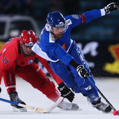 Ville Aaltonen taistelee pallosta vuoden 2016 MM-kisoissa.