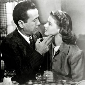 Casablanca, Ohjaus Michael Curtiz. Kuvassa Humphrey Bogart ja Ingrid Bergman.