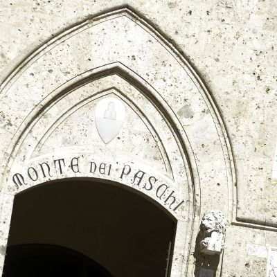 Ingången till banken Monte dei Paschi di Siena i Italien, med texten Monte dei Paschi skrivet.
