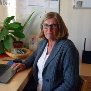 Marianne Löfström-Lahti skriver in klientrapporter på datorn i Pixneklinikens personalrum. Marianne Löfström-Lahti i Pixneklinikens personalrum. Hon sitter framför en dator vid fönstret.