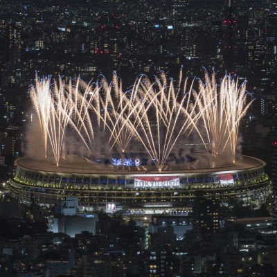 Fyrverkerier på OS-arenan vid invigningen i Tokyo.