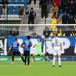 KuPSin Johannes Kreidl torjuu rangaistuslaukauksen, laukojana Interin Timo Stavitski. KuPS voitti lopulta 1–0 Veikkausliigassa 23.9.2023.