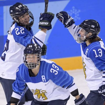 Michelle Karvinen, Emma Nuutinen och Riikka Välilä firar mål.