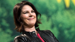 Blir Annalena Baerbock Tysklands nya förbundskansler? Det återstår att se. Annalena Baerbock tittar åt sidan och ler.