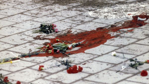 Blanka Henriksson säger att hon minns hur hon som 9-åring såg på när rosor lades ner på marken där Olof Palme hade mördats. Platsen där Olof Palme sköts ihjäl i Stockholm 28.2.1986.