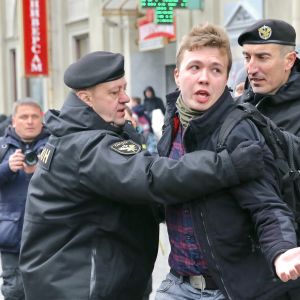 Protasevitj under en demonstration år 2017. Den belarusiske journalisten Roman Protasevitj förs bort av polisen under en demonstration i mars 2017.