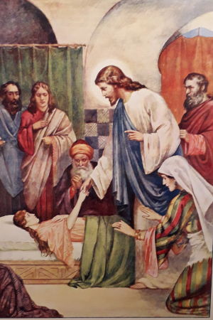 Jesus botar en sjuk kvinna. De religiösa planscherna hörde till de viktigaste. Jesus botar en sjuk kvinna på en gammal skolplansch.