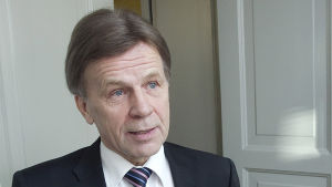 Tidigare näringsministern Mauri Pekkarinens försök till comeback misslyckades. Bild på Centerns Mauri Pekkarinen