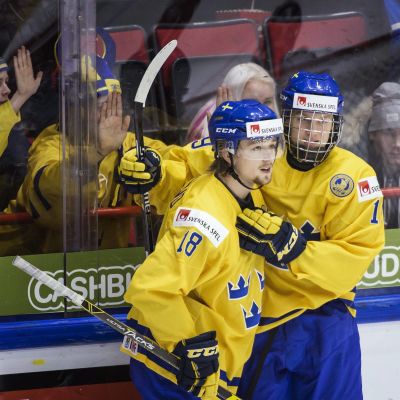 Bekant syn. Rasmus Asplund och Alexander Nylander jublar över mål i en av Sveriges 38 raka gruppsegrar i JVM.