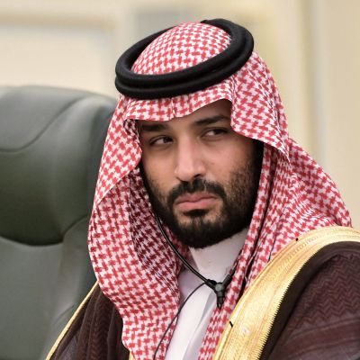 Kronprins Mohammed bin Salman sitter bakom ett bord med mikrofoner