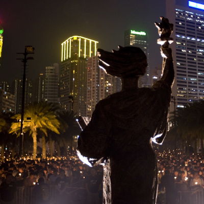 Hongkongilaiset olivat kokoontuneet Tiananmenin-muistotilaisuuteen The Goddess of Democracy -patsaan äärelle illan pimeydessä 4. kesäkuuta 2010. 