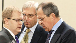 Urmas Paet träffade som utrikesminister sin ryske kollega Sergej Lavrov flera gånger, men oftast på toppmöten där flera nationer deltog. Den här bilden är från ett Nato-möte i Bryssel 2007. Estlands utrikesminister Urmas Paet skakar hand med Rysslands utrikesminister Sergej Lavrov på ett Nato-möte år 2007.