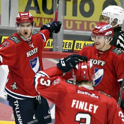 HIFK:n Oliwer Kaski (vas.), Joe Finley ja Mikael Johansson