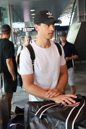 Sebastian Aho och de övriga finländska NHL-spelarna chartrade ett plan för att återvända till Nordamerika. Sebastian Aho på Helsingfors-Vanda flygplats.