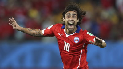 Jorge Valdivia gjorde 2-0 för Chile i premiärmatchen.