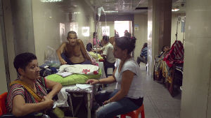 Venezuelan sairaalat ovat kaaoksessa, hoitotarvikkeita ei ole, syöpähoidot viivästyvät, verikokeita ei pystytä ottamaan. Venezuela ajautuu kohti humanitaarista katastrofia, presidentti puhuu olemattomasta taloussodasta. yle tv1
