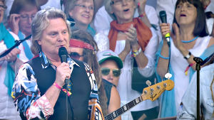 Legendaarisen laulajan Pepe Willbergin 70-lukuhenkinen show Pepe & Saimaa ensi kertaa julkisesti esitettynä Ruisrockin Rantalavalla heinäkuussa 2014.