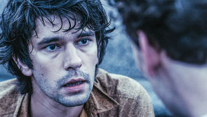 London Spy alkaa maanantaina 7.5. Nuorehko, parransänkinen mies katsoo ohi kameran.