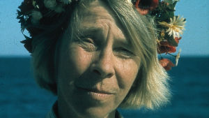 Mumintrollens skapare föddes den nionde augusti 1914 i Helsingfors. Tove Jansson i blomkrans