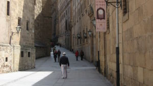 Ihmisiä kävelee Salamancan vanhassa keskustassa hiljaisena päivähetkenä..